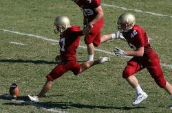 开云官方app入口-双线战场，从英超争冠焦点战到美国资本强压勒沃库森