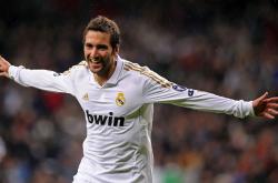 开云体育APP下载-银色闪电与午夜幽灵的缠斗，维斯塔潘如何带领雷诺鏖战索伯取胜