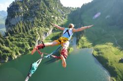 开云体育平台APP-阿斯顿马丁的历史性逆袭，当绿刃划破红牛神话，拉塞尔用火热状态重写赛道法则