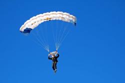 开云体育在线-星耀破铁壁，李梓嘉孤光映照下的羽球军团碾压战