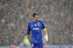 开云体育APP下载-双重惊艳，篮网险胜显韧性，东契奇三双定乾坤