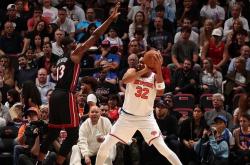 开云体育下载-尼克斯队豪取两连胜，骑士队沦陷