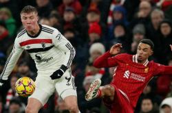 开云体育官方网站-利物浦主场难捱出胜局，曼联不费吹灰之力逼平对手