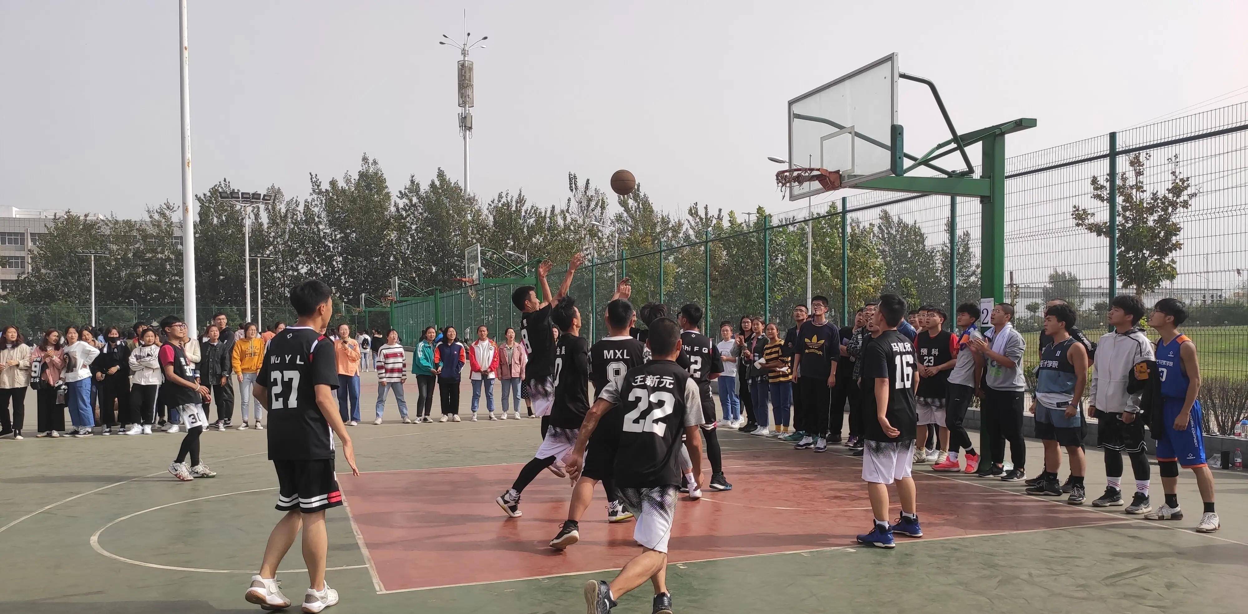 职业篮球队员将在场上展开激烈竞争