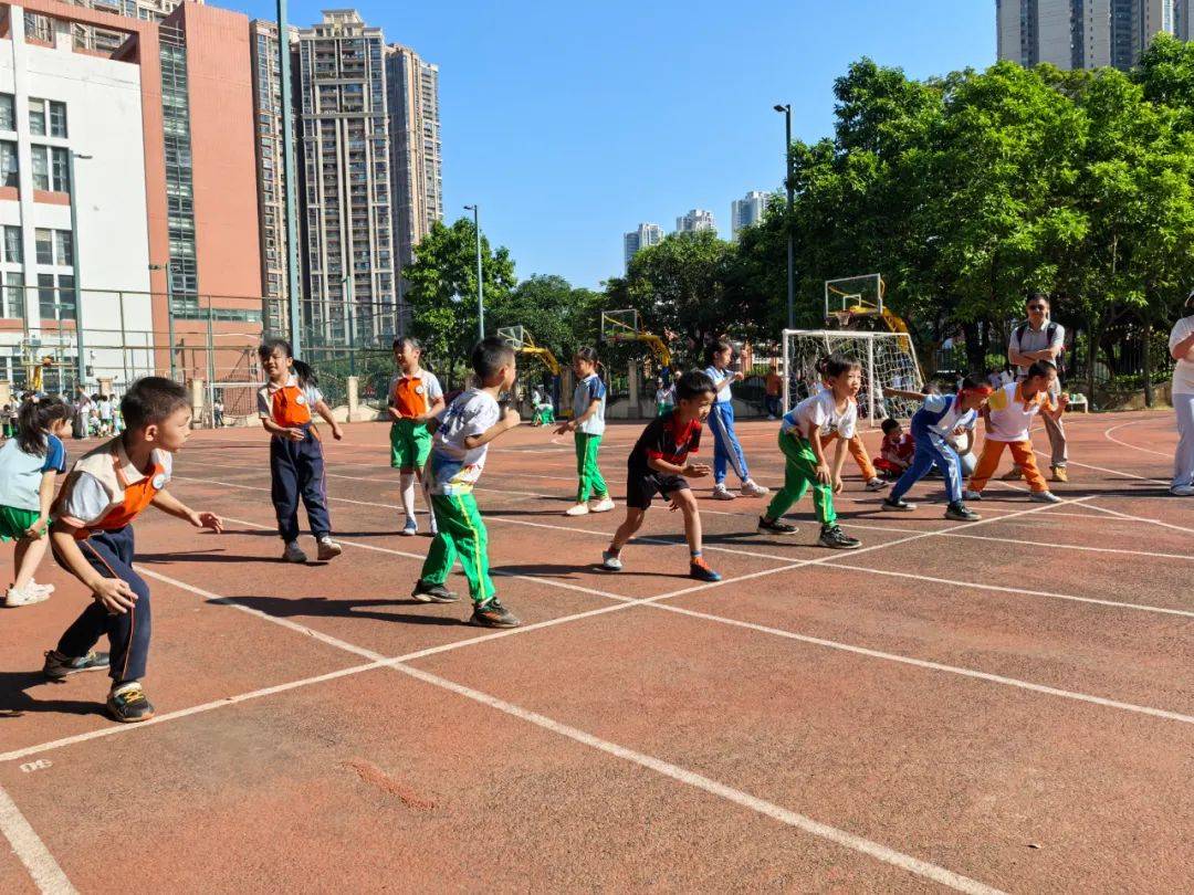 体育赛场竞争激烈，各支队伍奋力拼搏