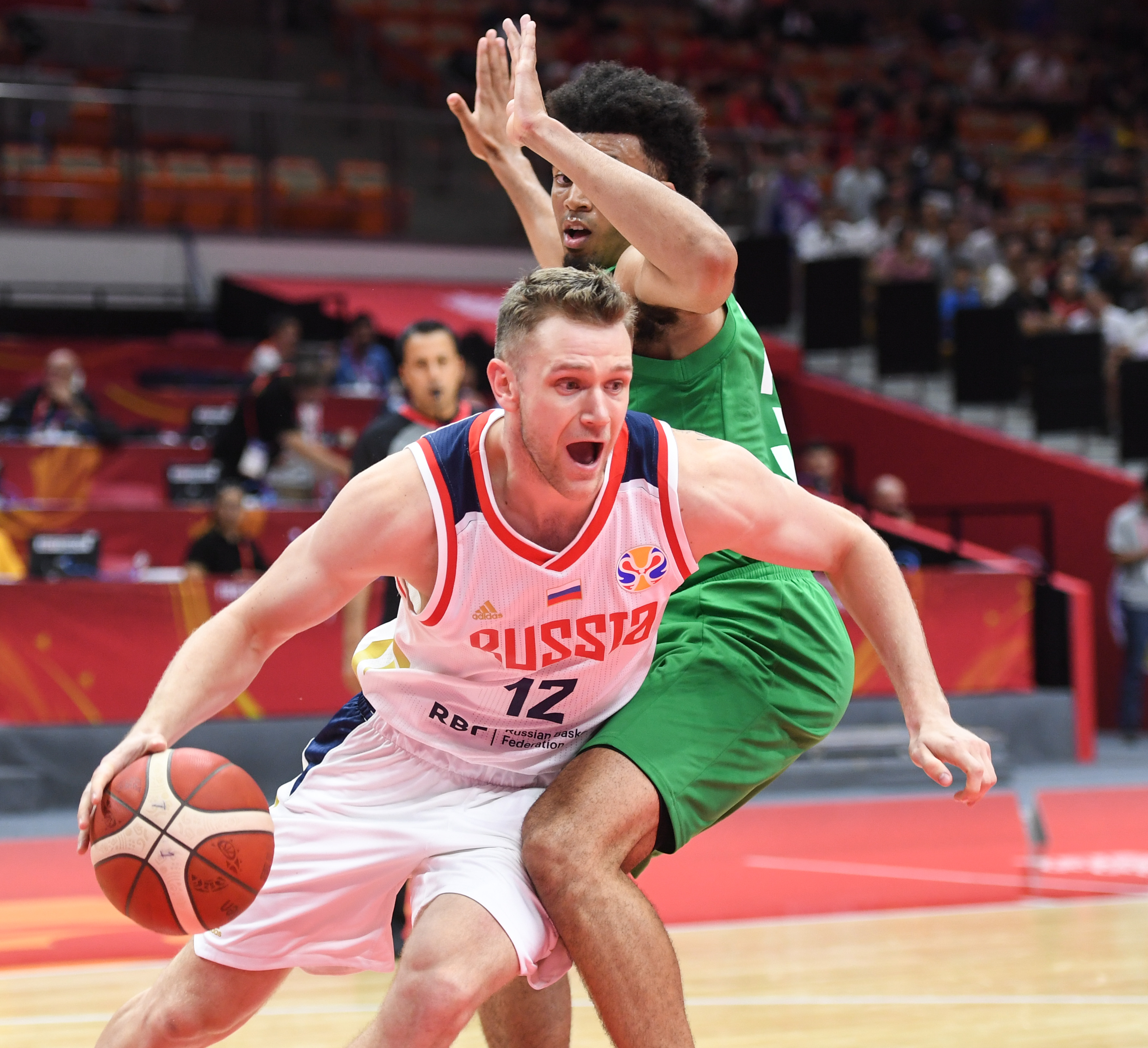 俄罗斯篮球运动员因伤退赛,憾失机会 俄罗斯篮球运动员因伤退赛,憾失机会