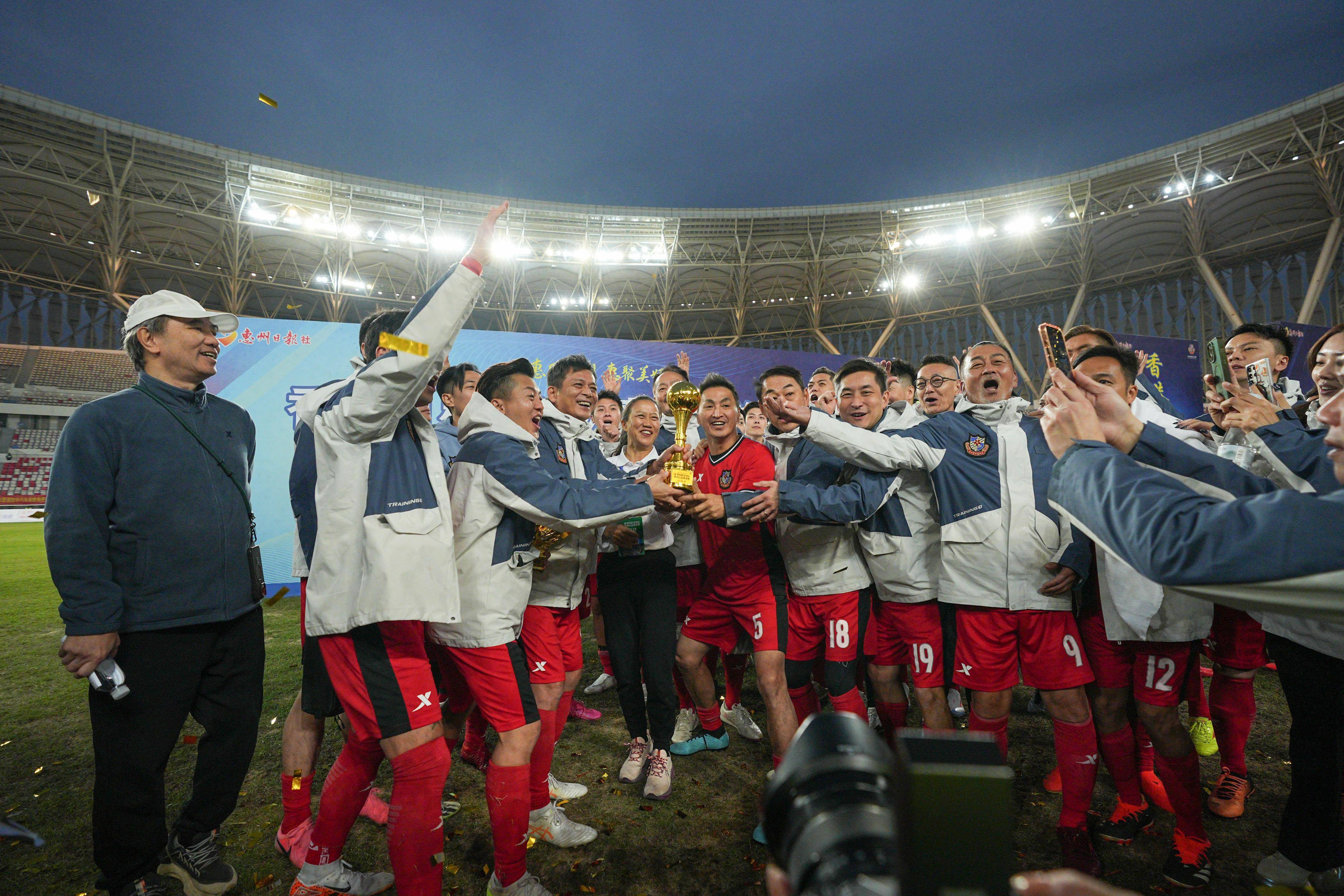 包含足球联赛赛场上精彩比拼，观众掌声不断的词条