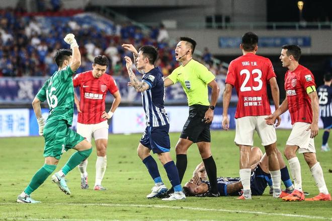 国内足球比赛呈现激烈对抗,球队实力较量激烈 国内足球比赛呈现激烈对抗,球队实力较量激烈