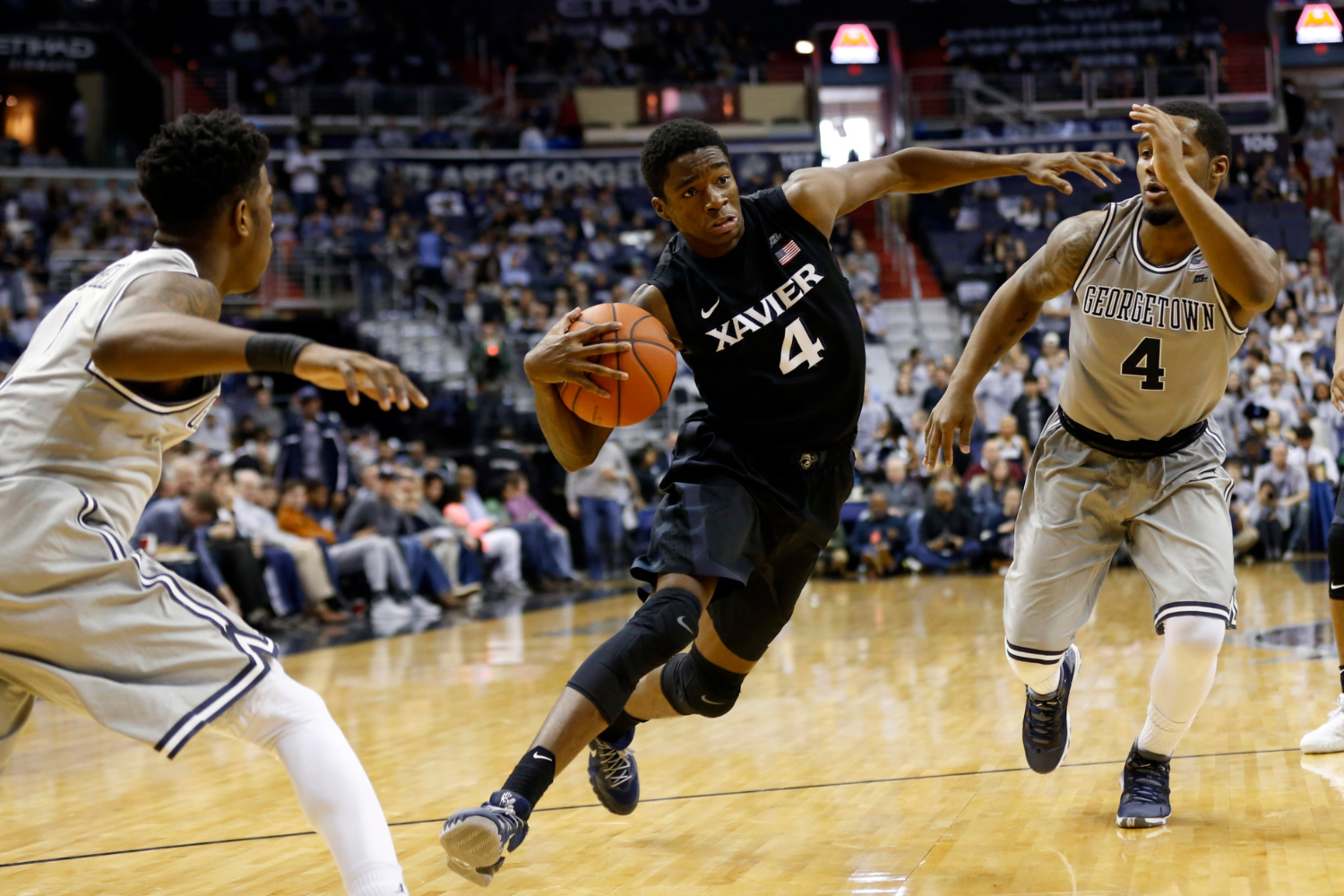 尼克斯鏖战青岛队，麦科勒姆关键制胜的简单介绍