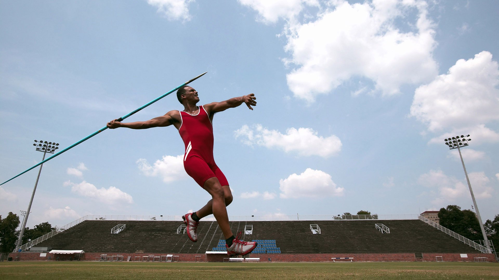 击穿红牛之墙，周冠宇用胜利在故乡刻下唯一