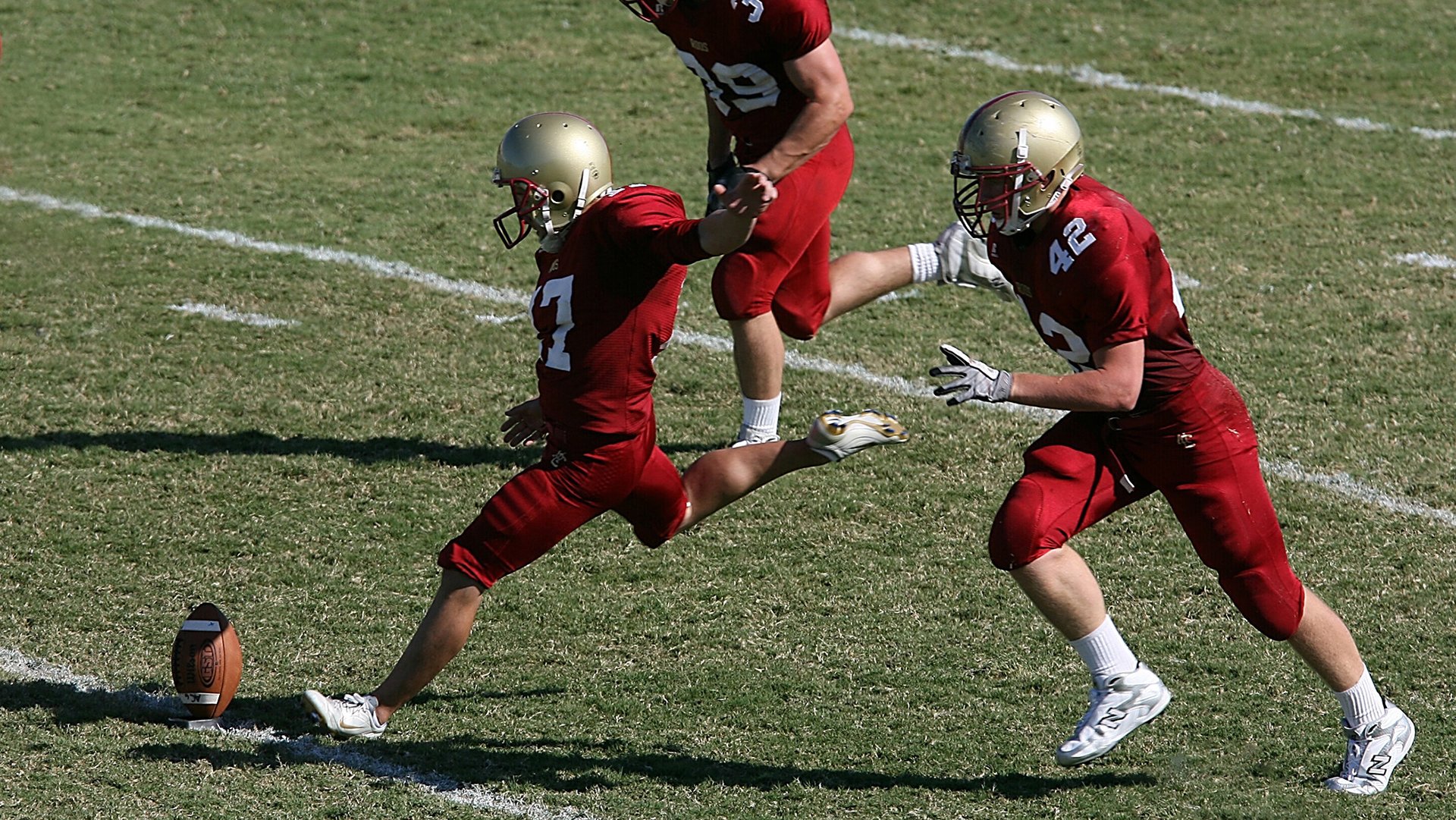 这两个看似分属不同领域的体育盛景，恰好诠释了竞技体育最迷人的唯一性，一种是时间的压力下对既定命运的颠覆，一种是灵魂的绽放中对赛场的绝对主宰